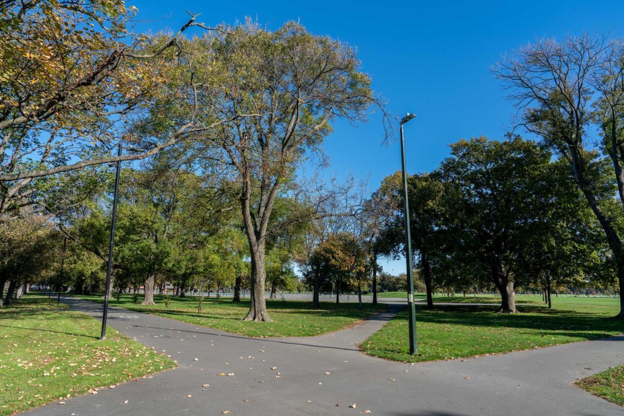 King Bed On Hagley Park Corner In The Cbd Apartment Christchurch Luaran gambar